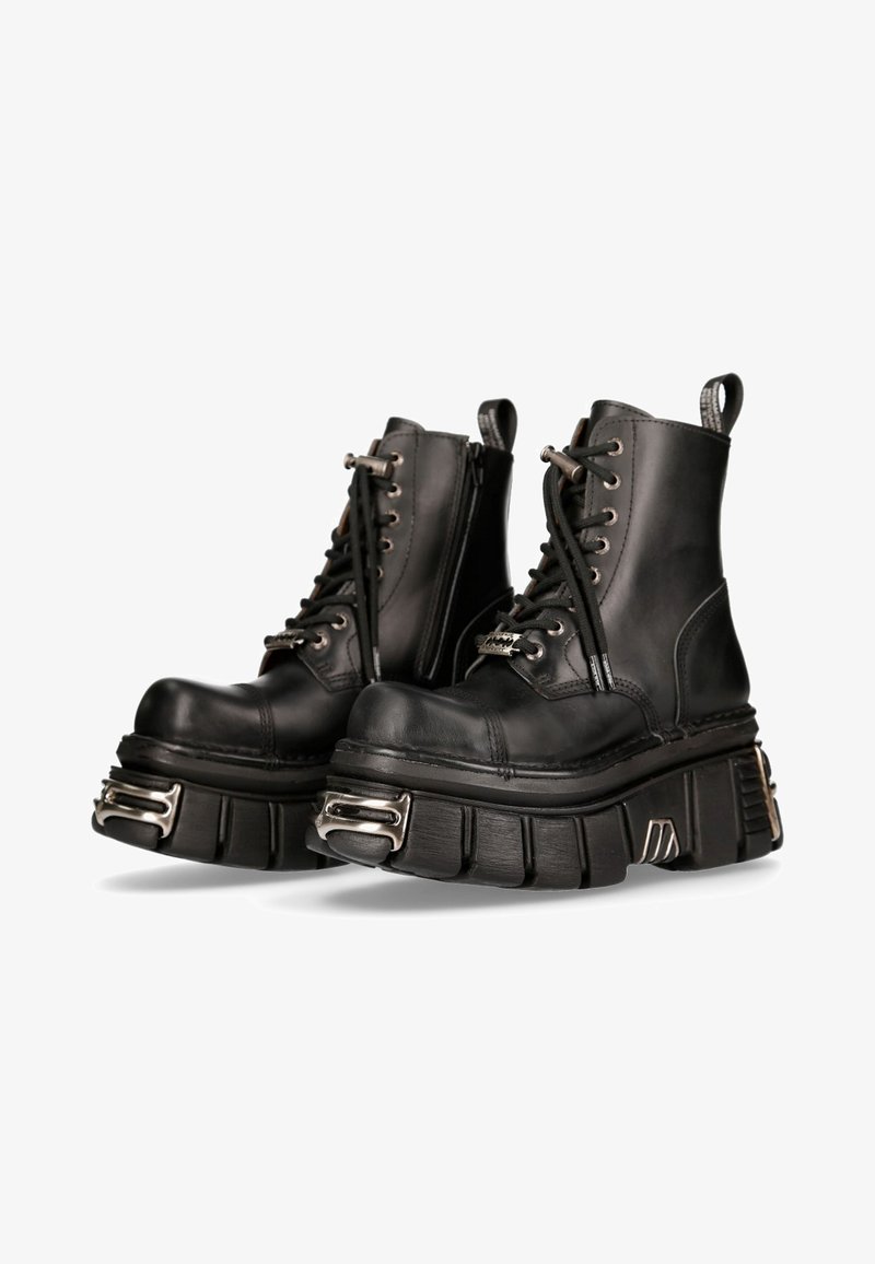 Schwarze Leder Stiefeletten mit dicken Plateausohlen, Schnürung vorne, seitlichem Reißverschluss und metallischen Akzenten an der Sohle. Glatte Oberfläche und robustes Design.