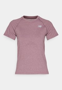 Athletisk kortärmad tröja i melerad ljuslila tyg med rund halsringning och reflekterande logotyp på bröstet. Andningsbar textur.