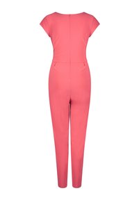 Koralfarvet jumpsuit med korte ærmer, tætsiddende talje og lige ben. Har en baglynlås og to baglommer. Glat stofstruktur.