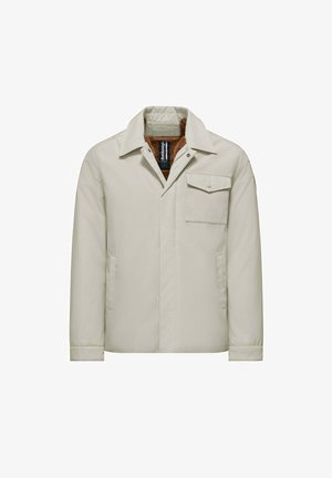 Beige Jacke mit Kragen, Druckknopfverschluss vorne, Brusttasche und Seitentaschen. Besitzt eine glatte Textur und ein minimalistisches Design.