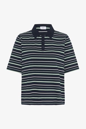 Mörkblå polo skjorta med horisontella ränder i grönt och vitt, korta ärmar och krage i klassisk stil med tre knappar.