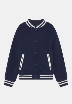 Veste universitaire en polaire marine avec col et poignets côtelés rayés blancs. Comprend une fermeture à boutons et deux poches latérales avec des accents blancs.