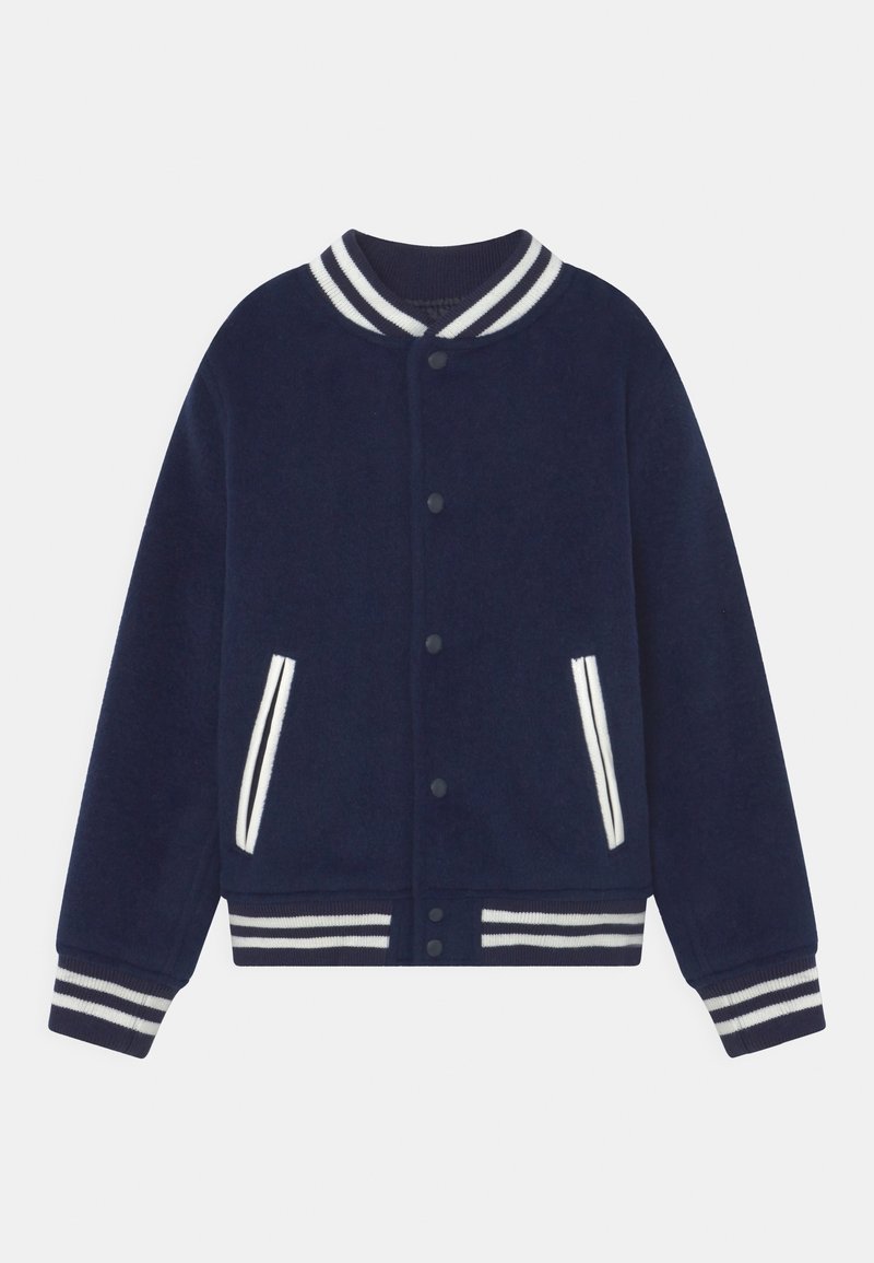 Veste universitaire en polaire marine avec col et poignets côtelés rayés blancs. Comprend une fermeture à boutons et deux poches latérales avec des accents blancs.