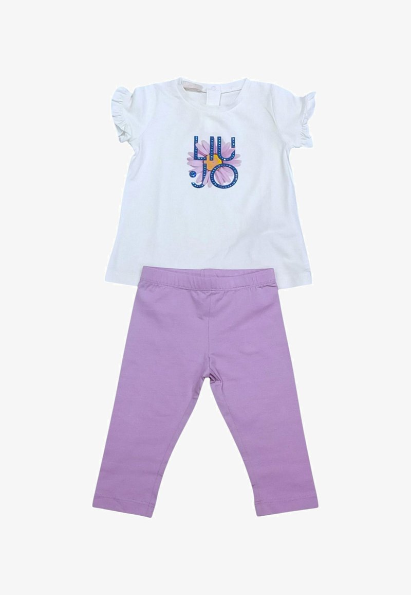 Maglietta bianca in cotone con maniche arricciate e grafica colorata "Liu Jo"; abbinata a leggings solidi lavanda, realizzati in tessuto elasticizzato.