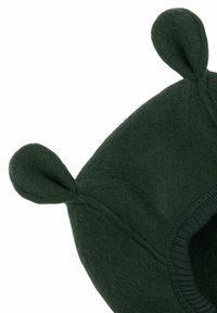 Mörkgrön hatt gjord av texturerat tyg, med rundade öronliknande detaljer på toppen och ett ribbat band runt öppningen för passform.