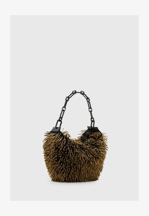 Zwarte handtas met een gestructureerd ontwerp van gouden spikes, voorzien van een dikke zwarte kettinghengsel en een afgeronde silhouet.