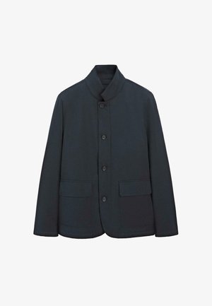 Granatowa kurtka wykonana z miękkiej tkaniny, z kołnierzem typu mandarynka, zapięciem na sześć guzików oraz dwiema naszywanymi kieszeniami z przodu.