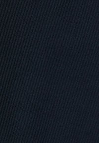 Marineblauwe ribstof met een textuur van verticale lijnen, zacht aan de aanraking, met een subtiele glans. Effen kleur zonder zichtbare patronen of accenten.