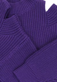 Close-up van een gevouwen paarse gebreide trui met geribde manchetten, coltrui-kraag en textuurpatronen.