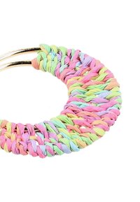 Tkané náušnice ve tvaru kruhu v pastelových barvách jako je růžová, zelená a modrá. Vyrobené z texturovaného materiálu, s akcenty v zlatém odstínu.