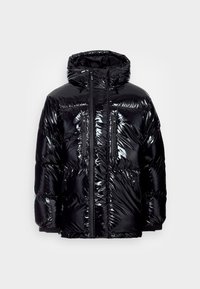 Giubbotto a vento nero con finitura lucida, dotato di cappuccio, tasche con zip e dettagli in tessuto arricciato per isolamento e stile.