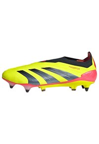 Crampon de football jaune avec un design de rayures noires et grises, des accents rouges et une forme élégante. Dispose d'un dessus texturé et de crampons coniques.