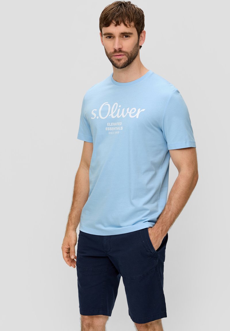 s.Oliver MIT GROSSEM LABEL - T-shirt print - himmelblau