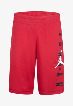 Røde sportshorts laget av pustende netting, med et svart logo- og tekstdesign på venstre side. Elastisk midjebånd for komfort.
