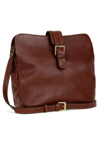 Borsa a tracolla in pelle marrone con una texture liscia, chiusura a pattina, tracolla regolabile e decorazioni in metallo dorato. Forma rettangolare.