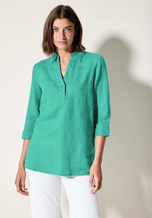 Turquoise linnen shirt met een staande kraag en driekwart mouwen, voorzien van een knoopsluiting en een ontspannen pasvorm. Glad textuur, lichtgewicht stof.