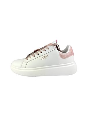 Sneaker bianca con dettagli in rosa oro, retro testurizzato e lacci riflettenti. Presenta una suola spessa bianca e un logo in rilievo sul lato.