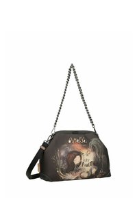 Schwarze Handtasche aus synthetischem Material mit einem silbernen Kettenriemen, verziert mit farbenfroher Kunst eines Mädchens, dem Text „Welcome to my world“ und dekorativen Akzenten.