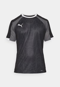 Camiseta deportiva negra con un patrón de líneas onduladas, detalles grises en los hombros, cuello blanco y pequeño logotipo en la parte inferior frontal.