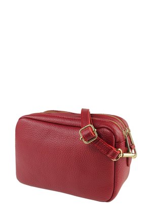 Rote Leder-Umhängetasche mit strukturierter Oberfläche, doppeltem Reißverschluss und verstellbarem Riemen mit goldfarbenen Metallakzenten.