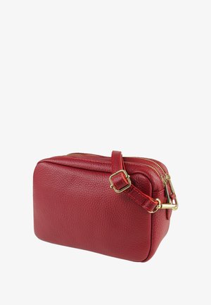 Rode leren crossbodytas met een gestructureerd oppervlak, dubbele ritssluiting en verstelbare riem met gouden hardware accenten.