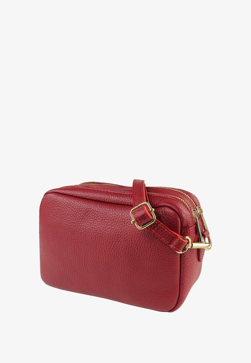 Rote Leder-Umhängetasche mit strukturierter Oberfläche, doppeltem Reißverschluss und verstellbarem Riemen mit goldfarbenen Metallakzenten.