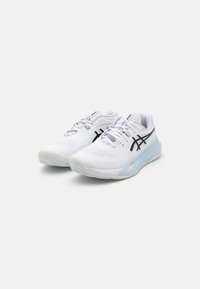 Weiße Sportschuhe mit schwarzen Akzenten, strukturiertem Obermaterial, gepolstertem Sohlendesign und Schnürung. Leichtgewichtig mit einer modernen Silhouette.