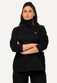 Zwarte pullover met rits en lange mouwen, voorzien van een getextureerd patroon, roze accent borduursel en een hoge kraag. Glad stof.