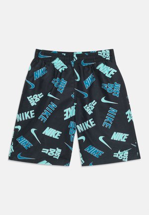 Sorte shorts med blå og lyseblå Nike-logoer over det hele, swoosh-symboler og teksten "Just Do It", med elastisk taljebånd.