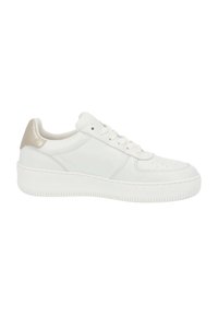 Weiße Ledersneaker mit strukturierter Oberfläche, cremefarbenen Schnürsenkeln und einem metallisch goldenen Akzent an der Ferse. Verfügt über eine dicke, gerippte Sohle.
