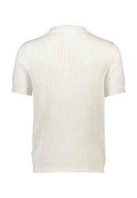 Bílá polokošile s krátkým rukávem, která má textura pleteného vzoru a ribbovanou límeček a manžety. Zadní strana ukazuje bezšvový design a lehký pocit.