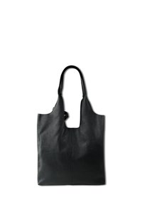 Zwarte leren tote bag met een gladde textuur, open bovenkant en dubbele handvatten, met een grote centrale uitsnede en minimalistisch ontwerp.