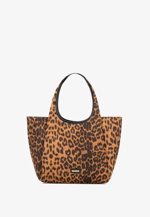 Nákupní taška s leopardím potiskem, širokými uchy a malou zlatou obdélníkovou plaketou se značkou uprostřed přední strany.