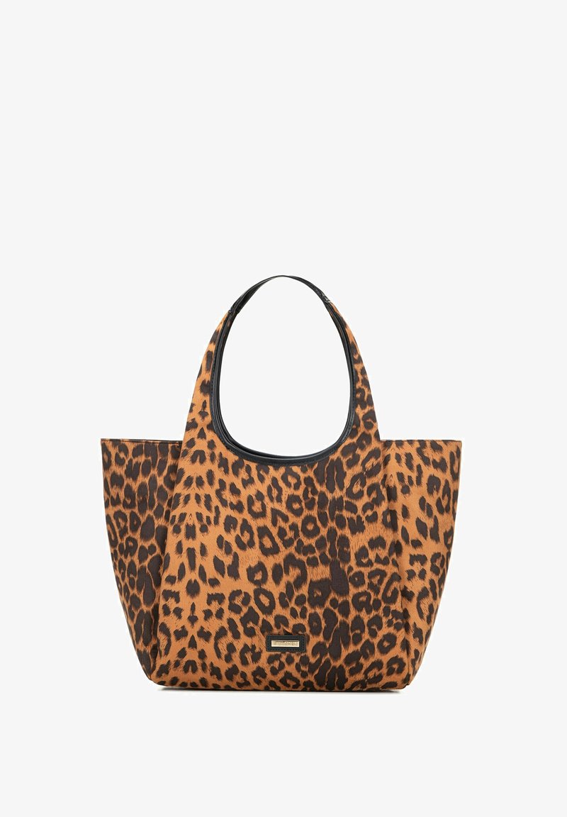 Nákupní taška s leopardím potiskem, širokými uchy a malou zlatou obdélníkovou plaketou se značkou uprostřed přední strany.