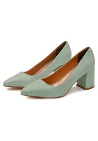 Pumps in ecopelle verde menta, con punta affusolata e tacco spesso. Texture liscia, tagli laterali e interna marrone.