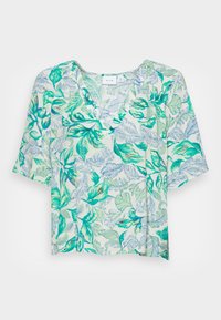 Blusa de manga curta em tecido leve com um padrão de folhas tropicais verdes e azuis sobre um fundo claro, com decote em V e corte descontraído.