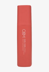 Bouteille de spray corail avec une texture mate lisse. Présente un texte blanc indiquant "O&M CURL CURL SPRAY." Forme cylindrique haute avec un capuchon arrondi.