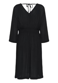 Robe noire, longueur au genou, avec un décolleté en V, des manches 3/4, une taille smockée et un détail à nouer dans un tissu léger et texturé.