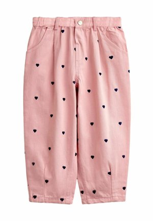 Roze peuterbroek met kleine marineblauwe hartpatronen, voorzakken, riemlussen en een drukknoopsluiting.