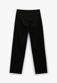 Pantalons noirs avec une coupe ajustée, devant plat et deux poches arrière ; texture lisse ; design à jambe droite avec un minimum de détails.