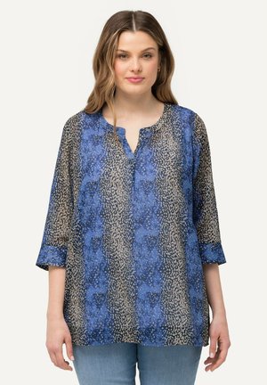 Blaue und sandfarbene gemusterte Bluse mit Dreiviertelärmeln, einem V-Ausschnitt und leichtem, transparentem Stoff. Eine bemerkenswerte Textur schafft visuelles Interesse.