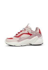 Baskets roses et blanches avec une tige en cuir texturé, des accents rouges, une semelle épaisse et un logo proéminent ; elles disposent de lacets et de panneaux en mesh.