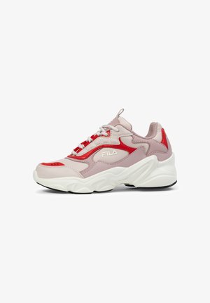 Baskets roses et blanches avec une tige en cuir texturé, des accents rouges, une semelle épaisse et un logo proéminent ; elles disposent de lacets et de panneaux en mesh.