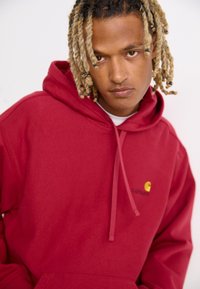 Carhartt WIP HOODED AMERICAN SCRIPT  - Kapucni - tuscany