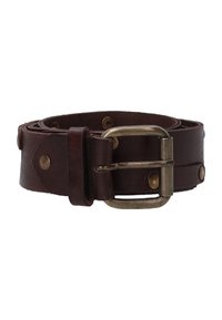 Brauner Leder-Gürtel mit strukturiertem Finish, ausgestattet mit Messingbeschlägen und Nieten. Die Schnalle hat ein einfaches Metalldesign.