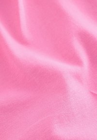 Lys pink bomuldsstof med en glat tekstur, der har bløde, fleksible fald og et ensartet vævemønster.