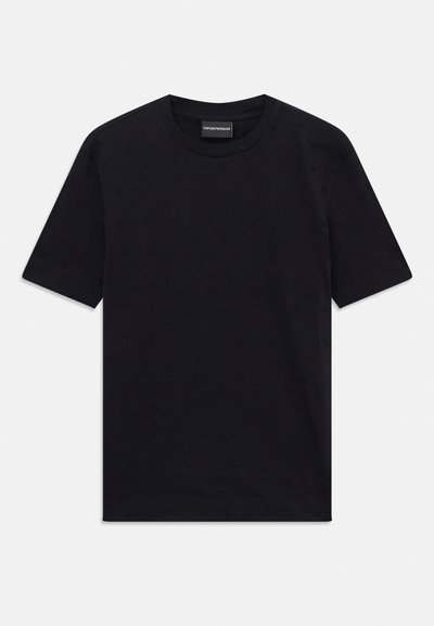 Schwarzes kurzärmeliges T-Shirt mit Rundhalsausschnitt und dezentem, geprägtem Muster sowie Markenlabel im Kragen, flach auf weißem Hintergrund ausgelegt.