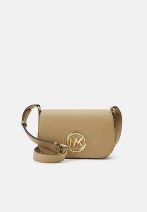 Brązowa torba na ramię ze skóry z regulowanym paskiem i złotym, okrągłym logo Michael Kors na przedniej klapie.