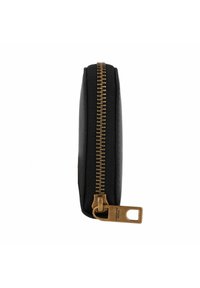 Portafoglio in pelle nera con zip dorata, caratterizzato da una forma piatta e una texture liscia. La linguetta della zip ha un'apertura piccola per una facile maneggevolezza.