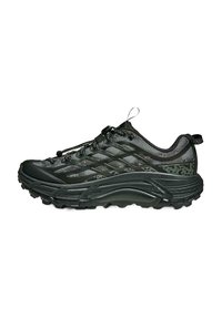 Zapatilla de trail running negra con suela robusta, parte superior de malla, sistema de cordones seguro y tiradores en el talón y la lengüeta.